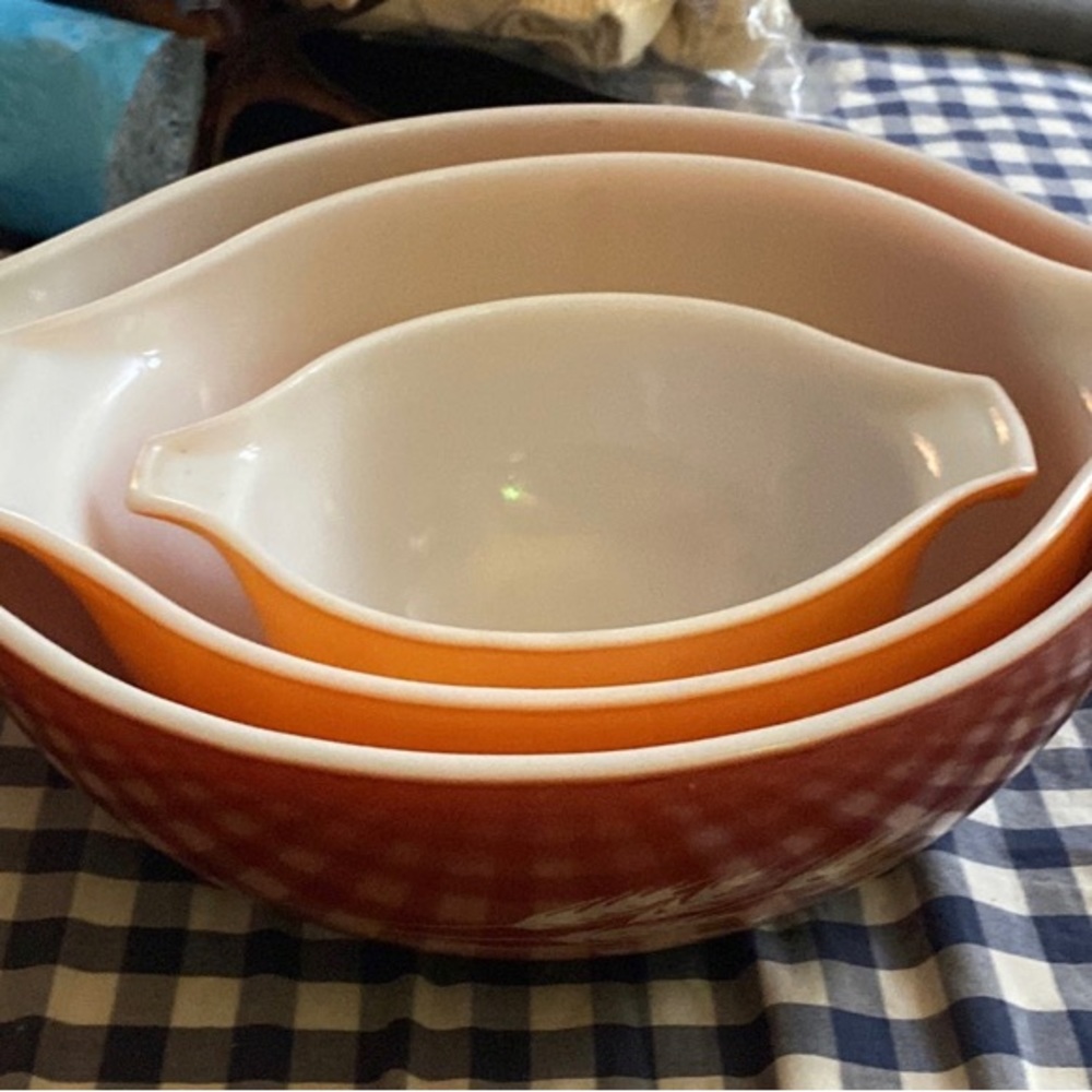 Vintage Pyrex butterfly Bowl x3 set.
